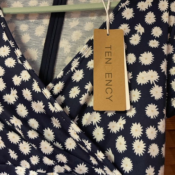 NWT Dress Short Sleeve V Neck Tendency Navy Daisy Floral Size Small Summer Party - Picture 2 of 7